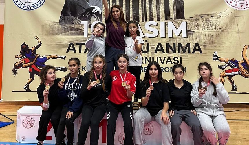Güreşçi kızlar madalyaları topladı