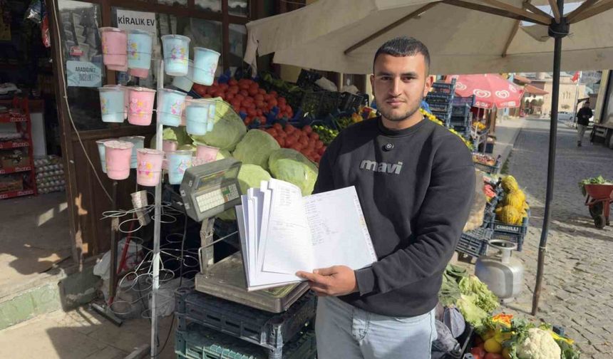 "Kimse bilmesin, Allah bilsin" dedi 150 bin liralık bakkal defterini kapattı