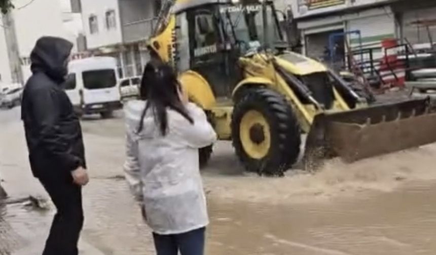 Sağanak nedeni ile yollar göle döndü