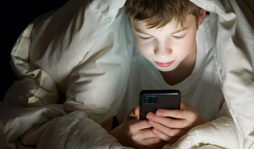 Bakan Göktaş: Sosyal medyada yaş sınırı düzenlemesi üzerinde çalışıyoruz