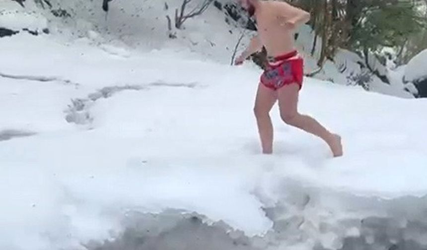 Karda şortla gezdi antrenman yaptı