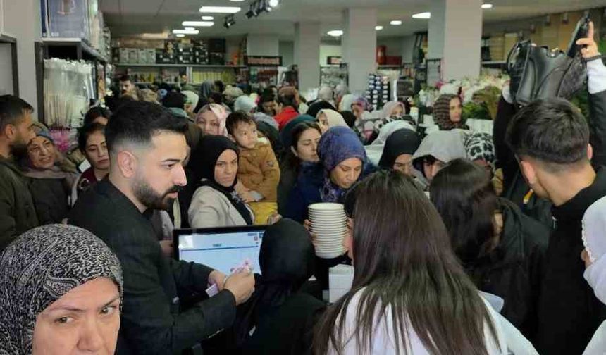 Ucuzluk pazarı açılışında kadınlar ezilme tehlikesi atlattı