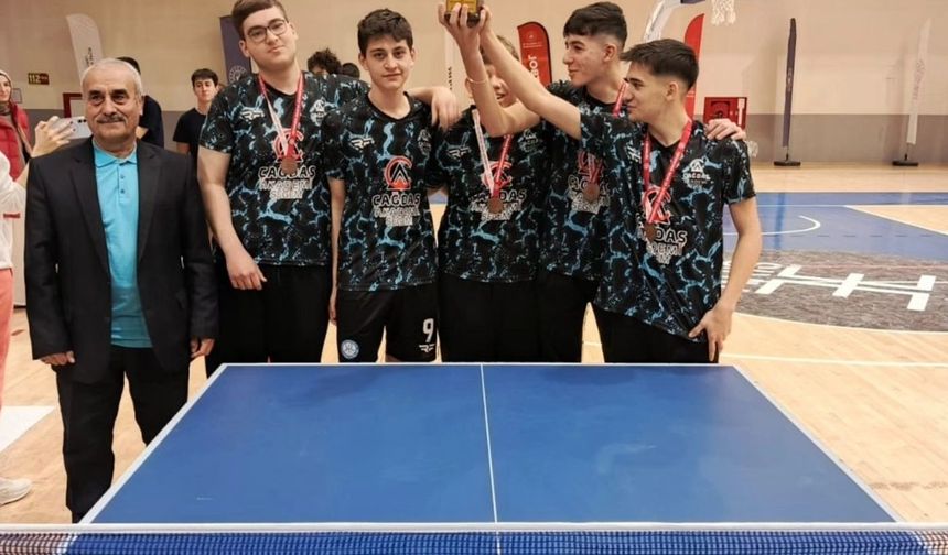 Masa Tenisi Genç Erkeklerde Uşak Fen Lisesi Şampiyon