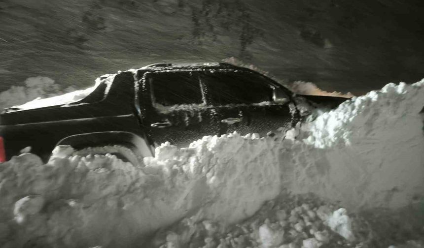 Çığ altında 2 saat ölümü beklediler