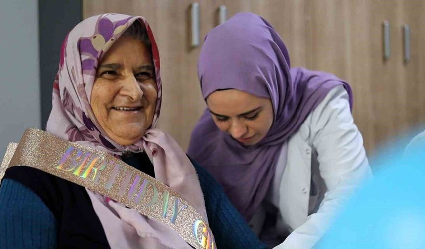 İlk doğum gününü 77 yaşında kutlayabildi