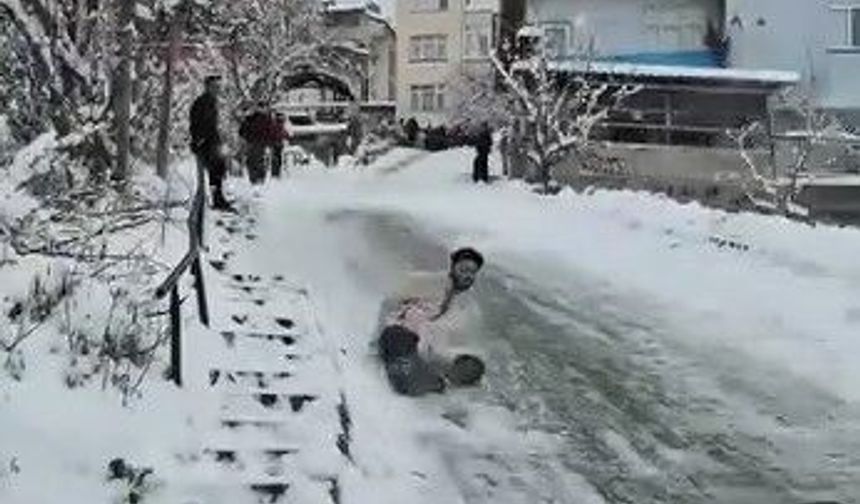 Karlı yolda kayan gençler duramayınca bahçeye uçtu
