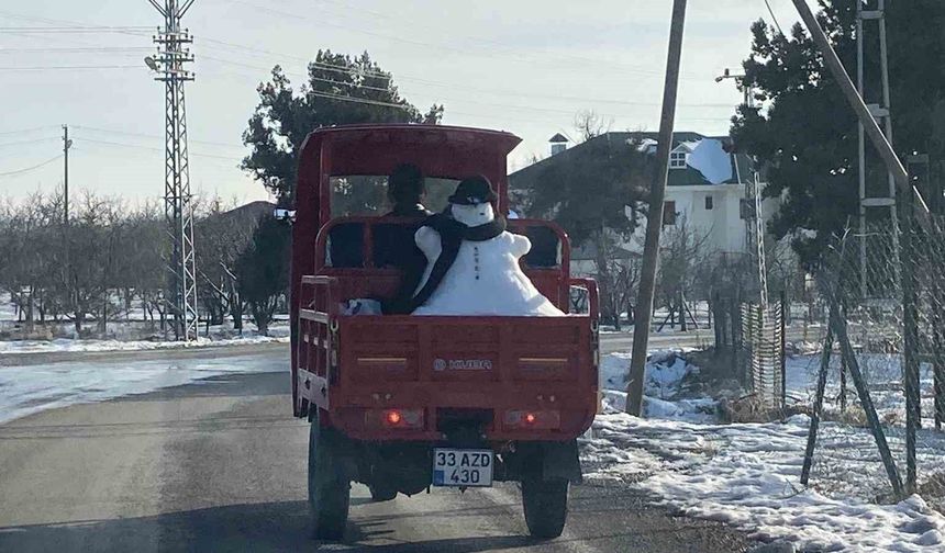 Yaptığı kardan adamı kasasında taşıdı