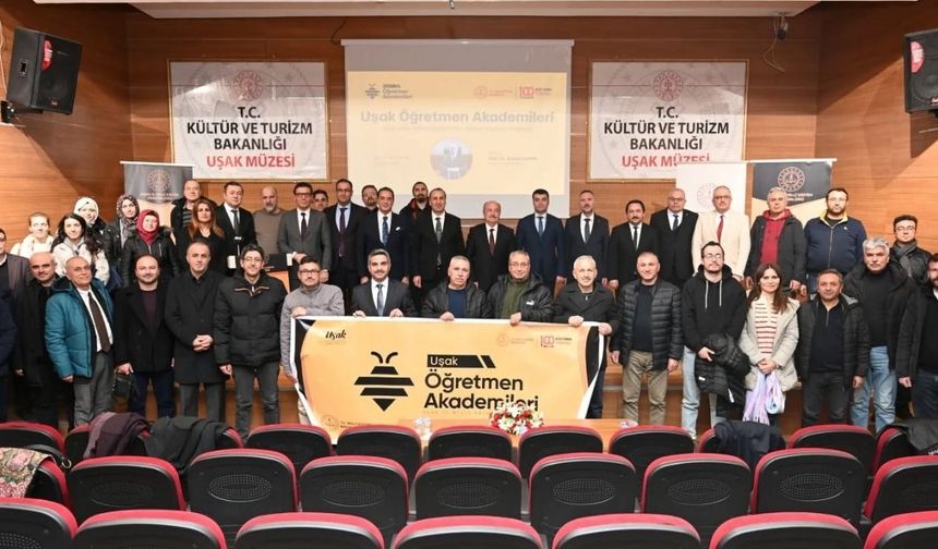 Uşak Üniversitesi Rektörü Demir öğretmenlere ders verdi