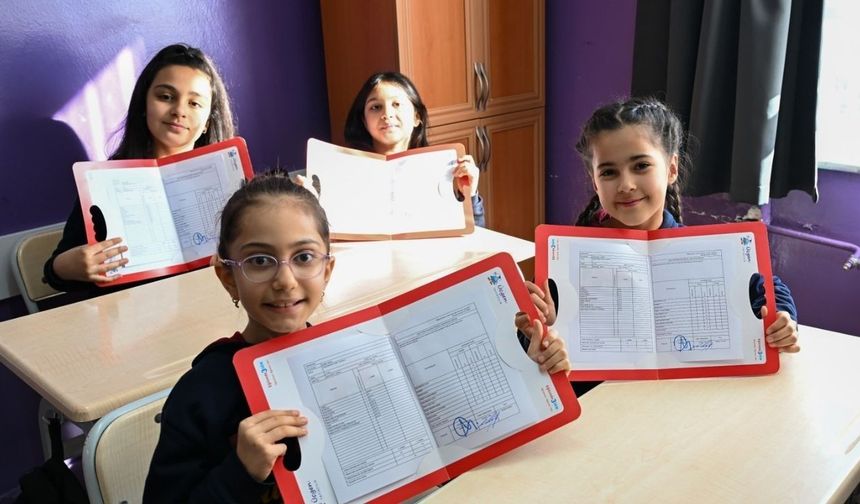 Uşak Valisi Dr. Naci Aktaş öğrencilerin karne sevincini paylaştı