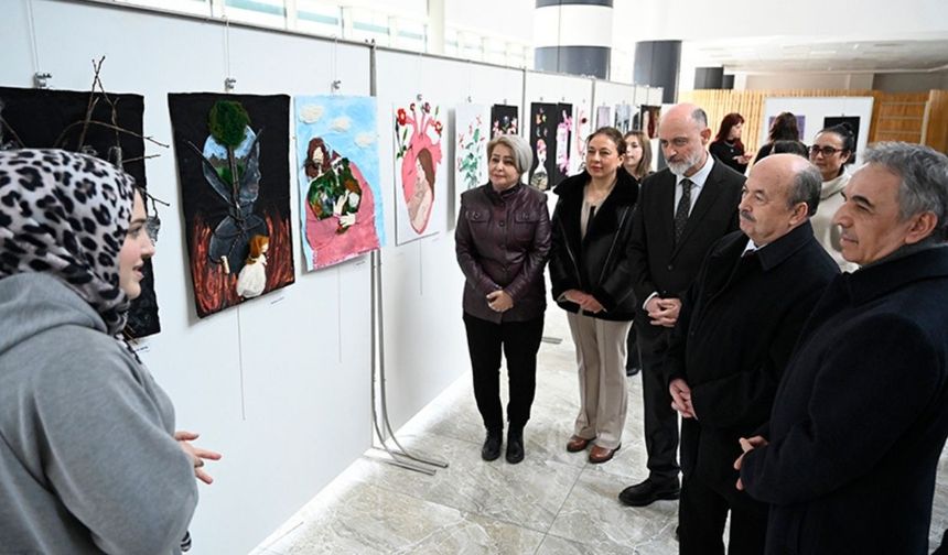Uşak Üniversitesi’nde “Ailemden Uzakta” Sergisi Açıldı