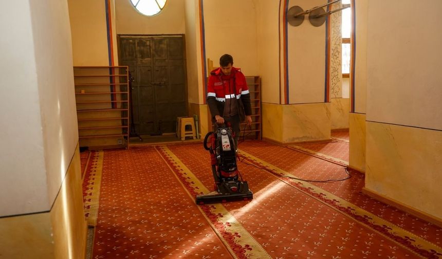 Uşak Belediyesi Ramazan öncesi kentteki camileri temizliyor