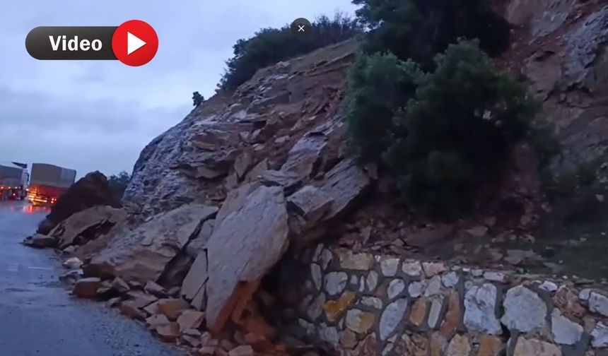 Uşak- İzmir Karayolu’na dev bir kaya yuvarlandı