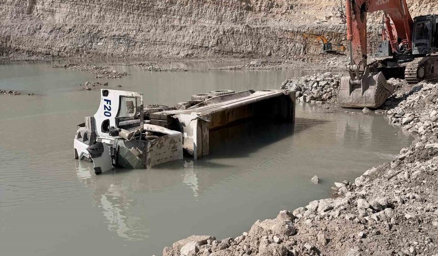 Hafriyat Kamyonu Sürücüsü Hayatını Kaybetti