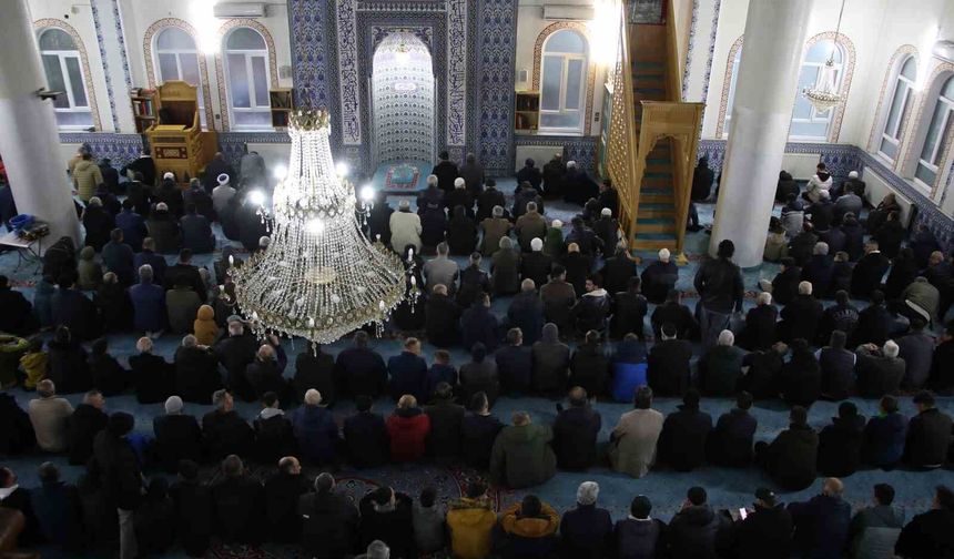 Uşaklılar Camide Bayramlaştı