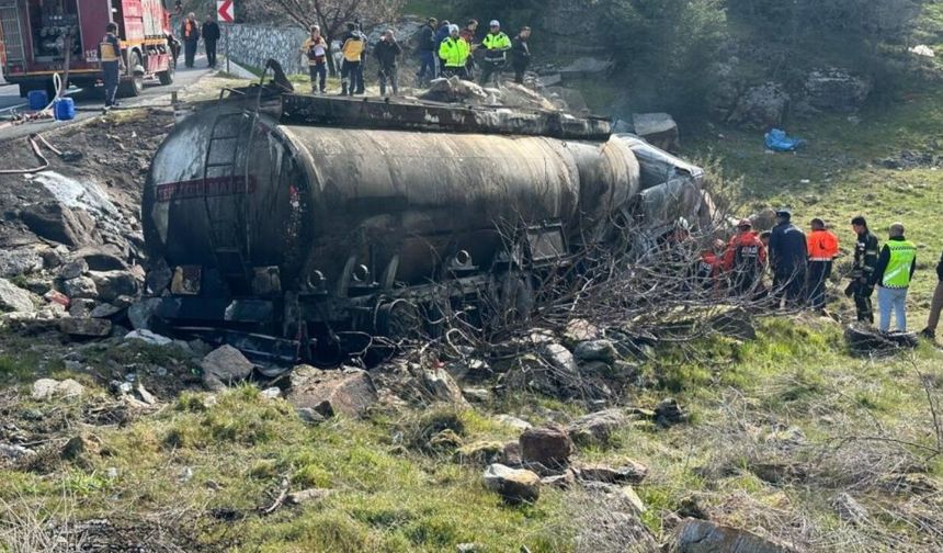 Uşak'ta Mazot Yüklü Akaryakıt Tankerinde Çıkan Yangında Sürücü Hayatını Kaybetti