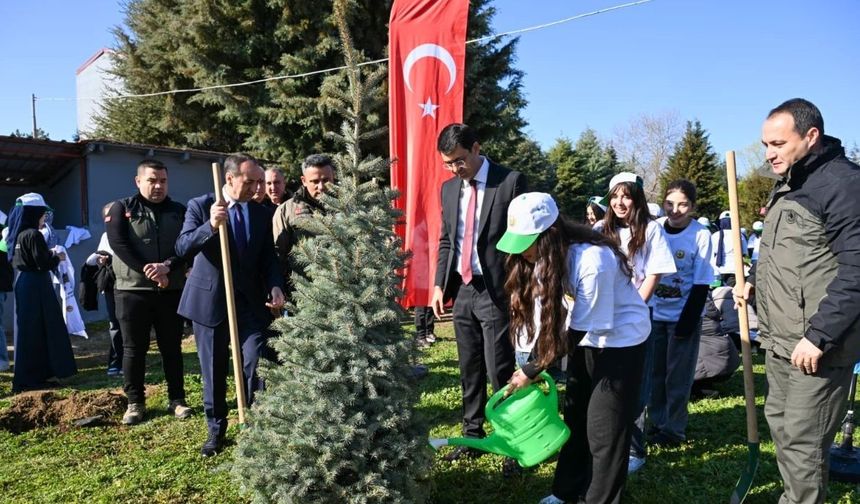 Uşak Valisi Serdar Kartal kız öğrencilerle fidan dikti