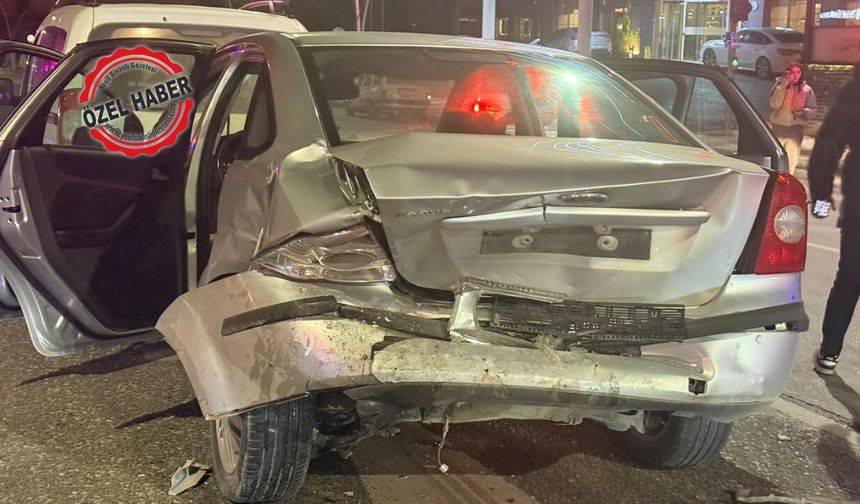 Uşak’ta Ramada Önünde Zincirleme Kaza