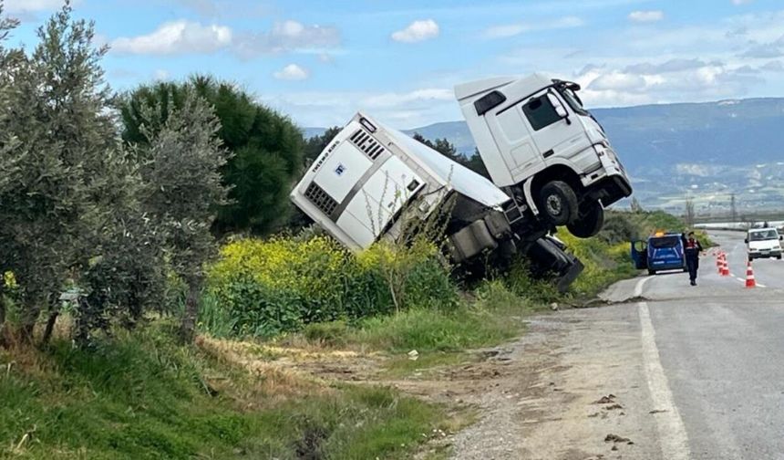 Denizli-Manisa Karayolunda Tır Bağa Girdi