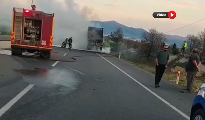 Uşak’ta koca tır alev alev yandı