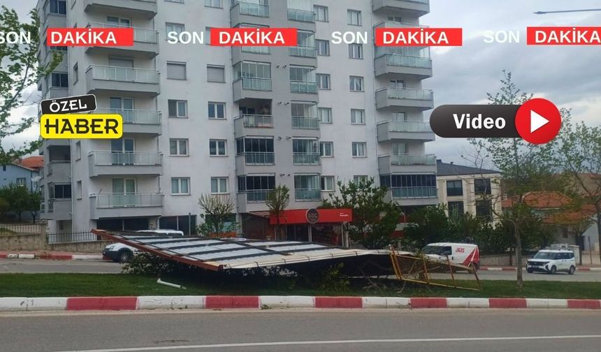Uşak’ta Fırtına 10 Katlı Binanın Çatısını Uçurdu