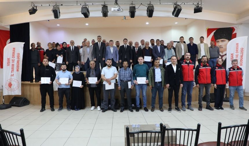 Karahallı’da Genç Üreticilere 100 Adet Kovan Dağıtıldı