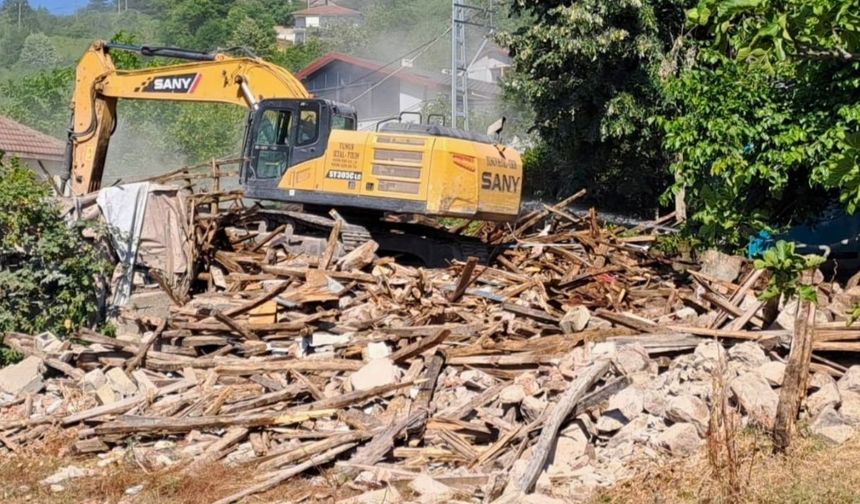 Uşak Dağdemirler Köyünde 3 binaya 30 gün Süre