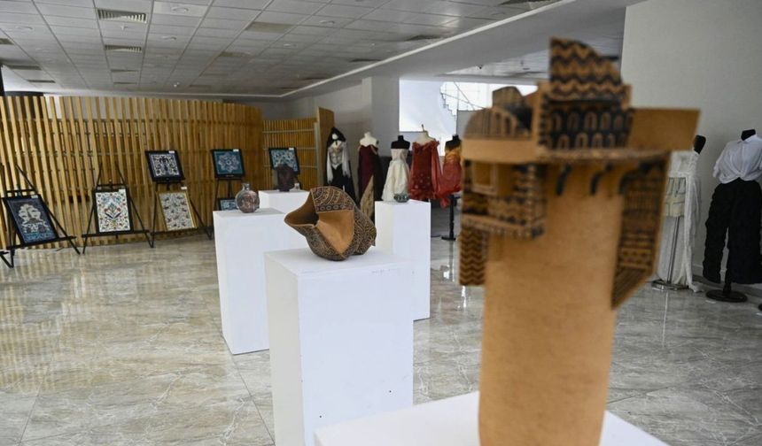 Uşak Üniversitesi Güzel Sanatlar Fakültesi Mezuniyet Sergisi Açıldı