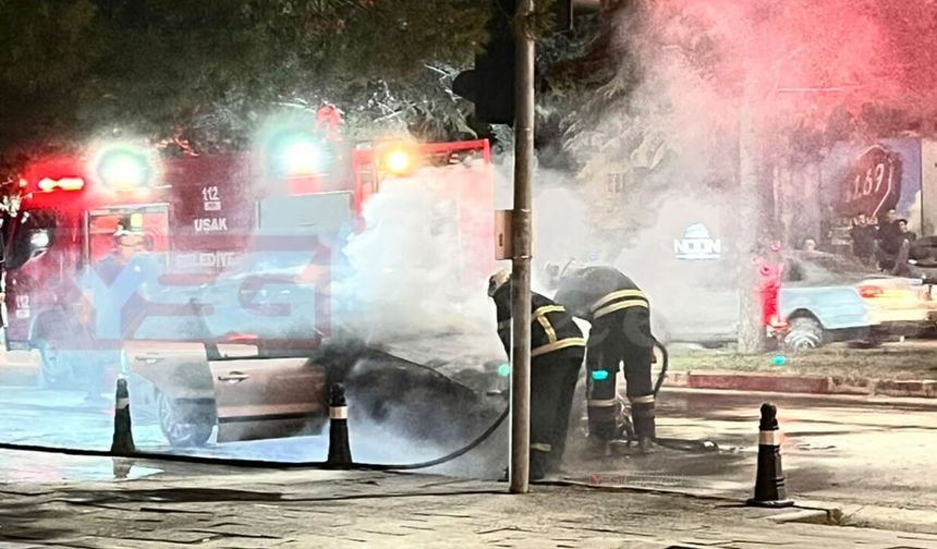 Uşak'ta Gece Yarısı Araç Yangını! Işıklarda Alevler Yükseldi