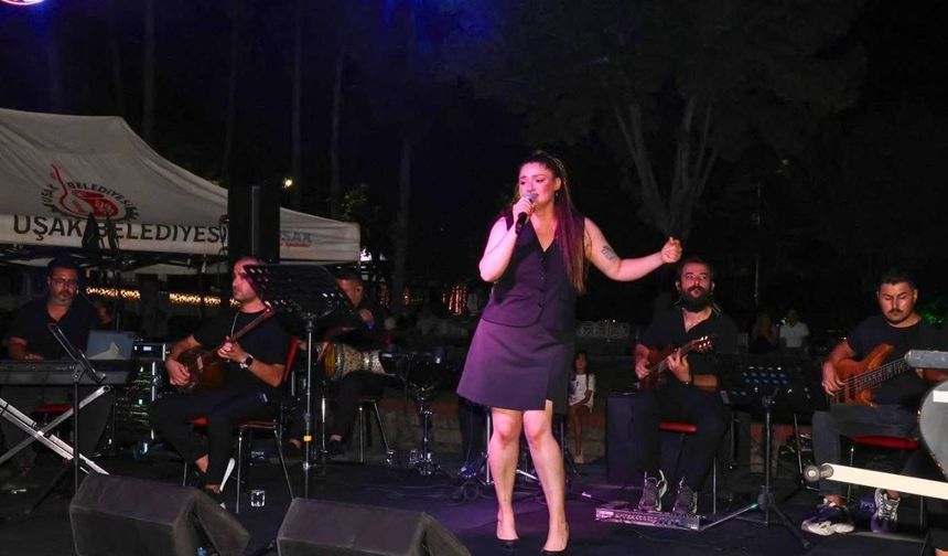 Uşak'ta Atapark Şarkıları'nda Gamze Kucak Rüzgarı Serinletti