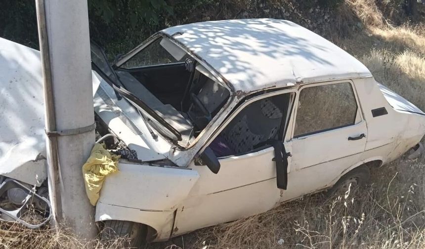 Uşak'ta yoldan çıkan otomobil elektrik direğine çarptı: 4 yaralı