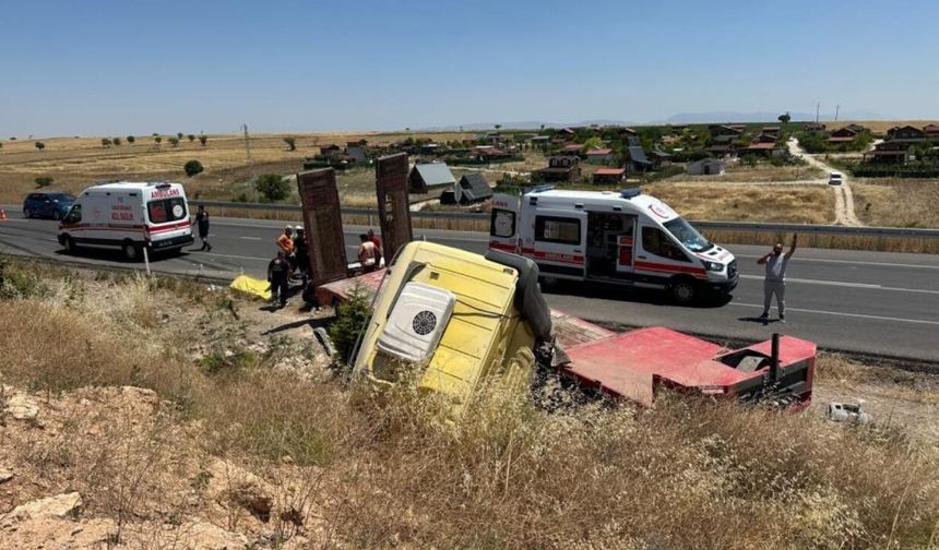 Uşak'ta Kontrolden Çıkan tır Şarampole Devrildi: 1'i ağır 3 yaralı