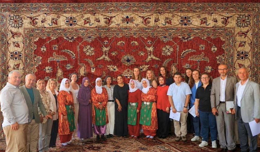 Uşak Üniversitesi Uşak Halısına Sahip Çıktı