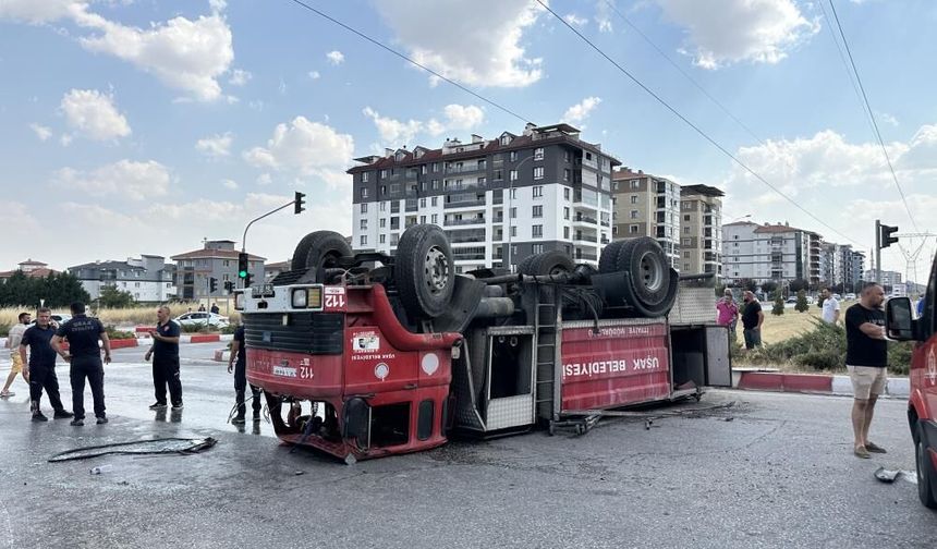 Uşak’ta İlginç Kaza; Kamyon İtfaiye Aracını Ters Getirdi