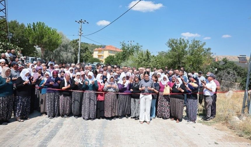 Uşak’ın Karahallı ilçesini dört ilçeye bağlayan yol asfaltla tanıştı