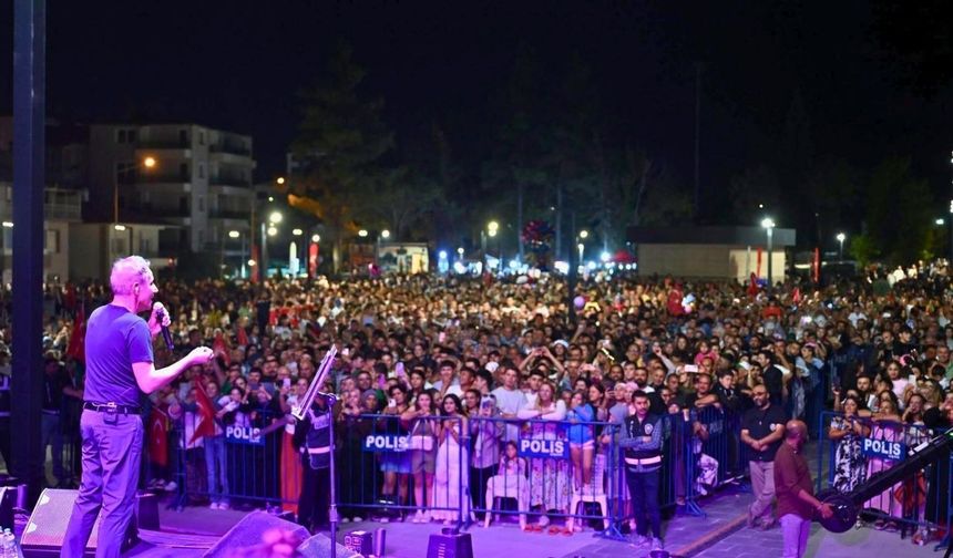 Uşak Büyük Zafer’in Coşkusunu Mustafa Yıldızdoğan ile yaşadı