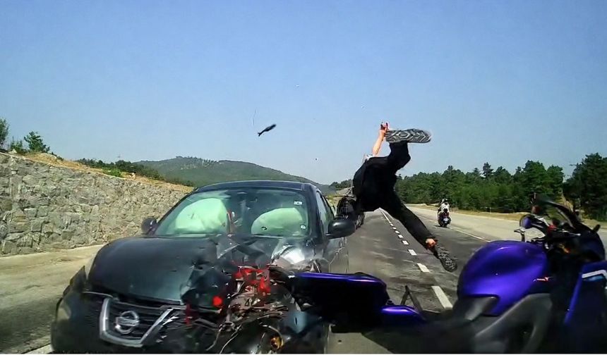 Motosiklet Sürücüsü Havaya Savruldu Kaza Anı Kamerada