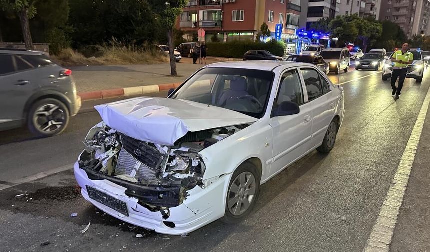 Uşak'ta Işıklarda Kaza 3 Kişi Yaralandı