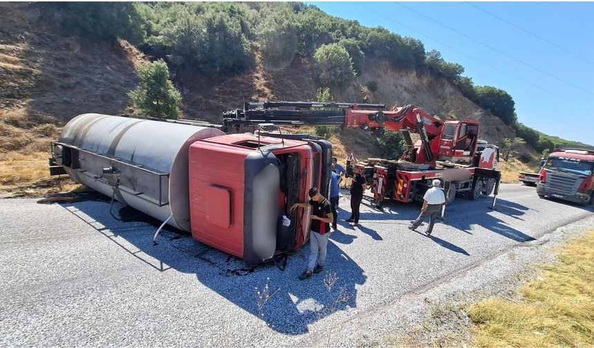 Uşak’ta Devrilen Zift Tankeri Yolu Trafiğe Kapandı