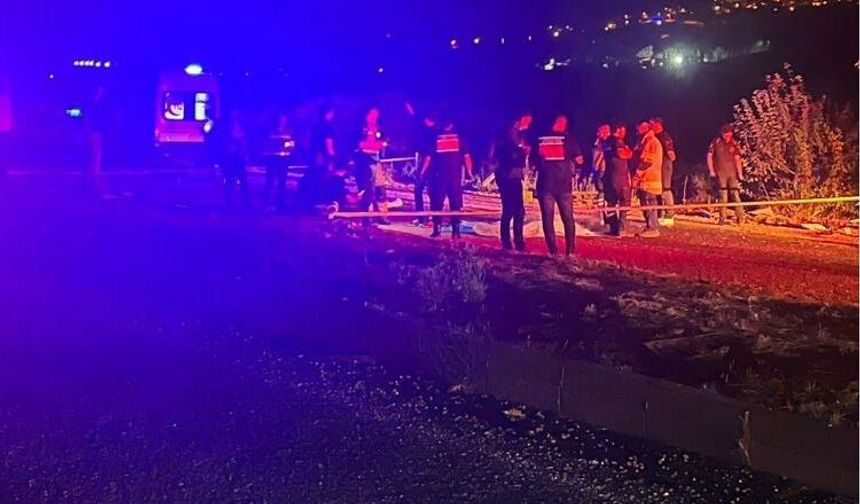 Ters Şeride Giren Tır Şöförü Motora Çarptı 2 Kişi Hayatını Kaybetti