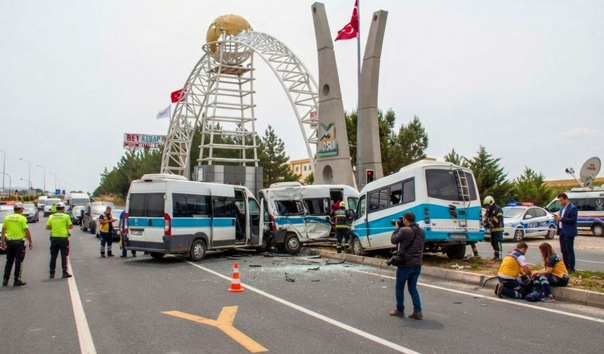 Uşak’ta 3 İşçi Servisi Birbirine Girdi : 8 yaralı