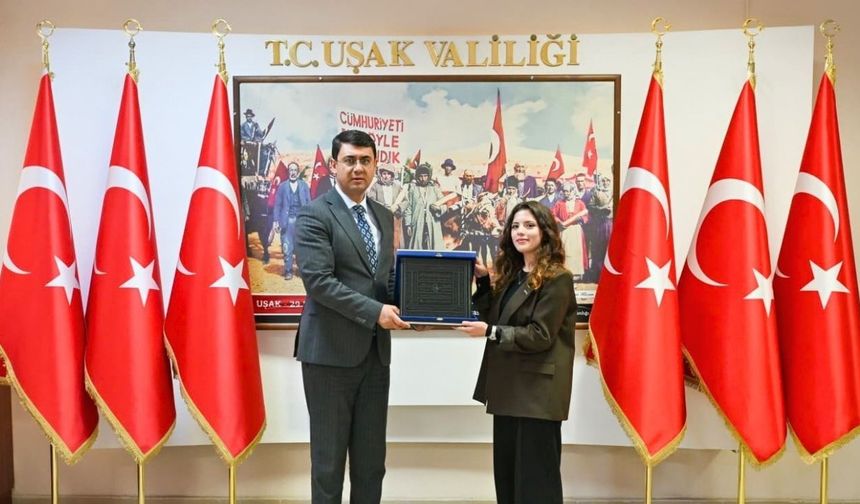 Ahilik Sancağı Uşak Valisi Dr. Serdar Kartal’a Takdim Edildi