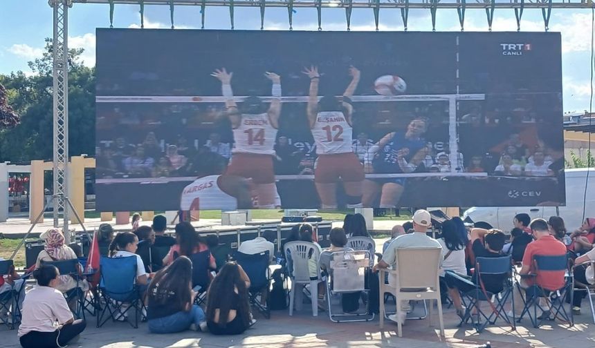 Filenin Sultanlarının Final Sevinci Uşak'ta Dev Ekranda İzlendi