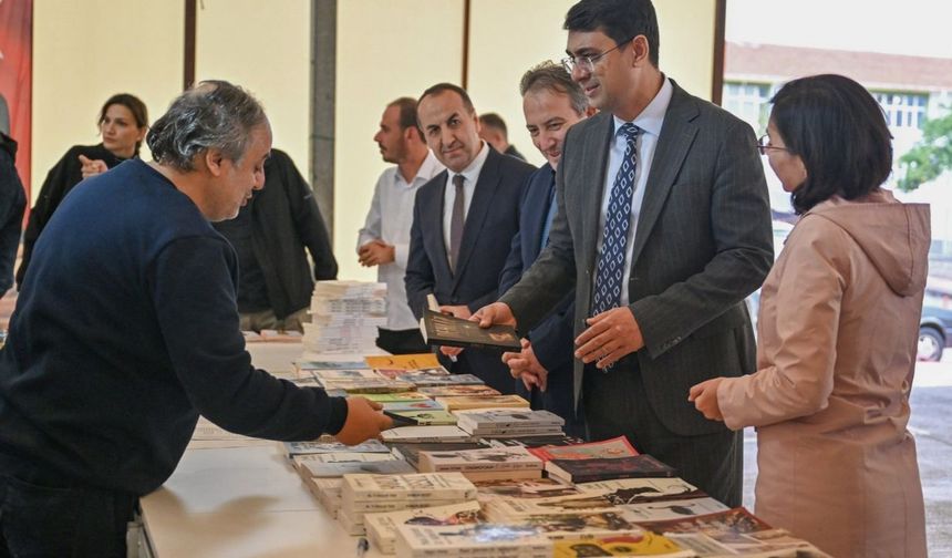 Uşak Valisi Dr. Serdar Kartal Uşak Kitap Fuarı'nı gezdi