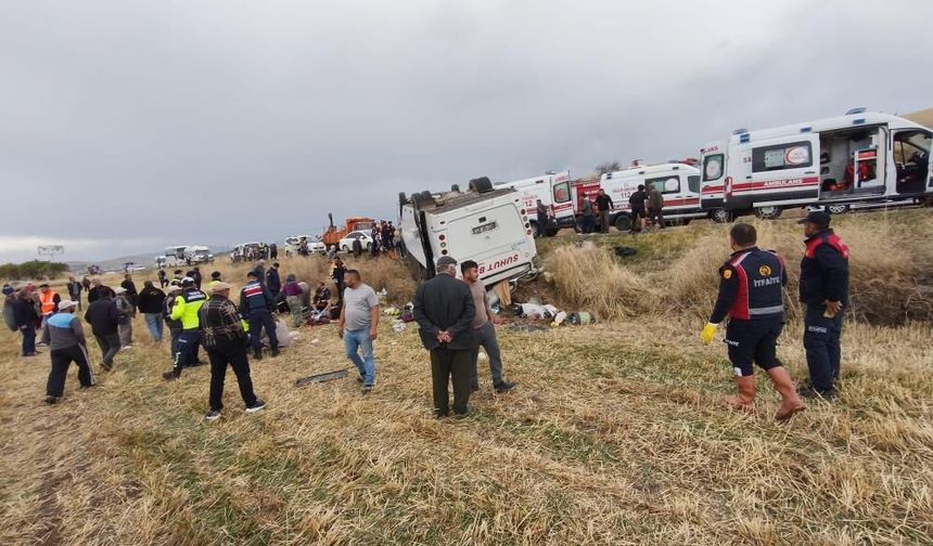 Afyonkarahisar’da Midibüs Şarampole Devrildi: 25 Yaralı