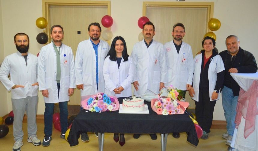 Uşak EAH Yeni Uzmanının pasta ve Çiçeklerle Kutladı