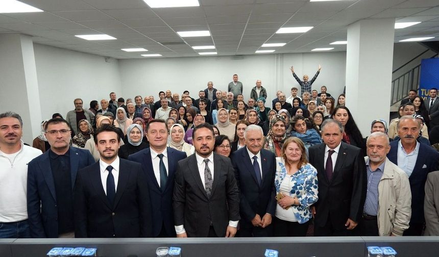 Binali Yıldırım, AK Parti Uşak İl Başkanlığında Teşkilatla Buluştu