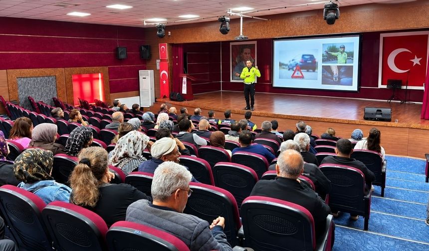 Uşak’ta Okul Servisi Sürücüleri ve Rehber Personele Güvenlik Eğitimi