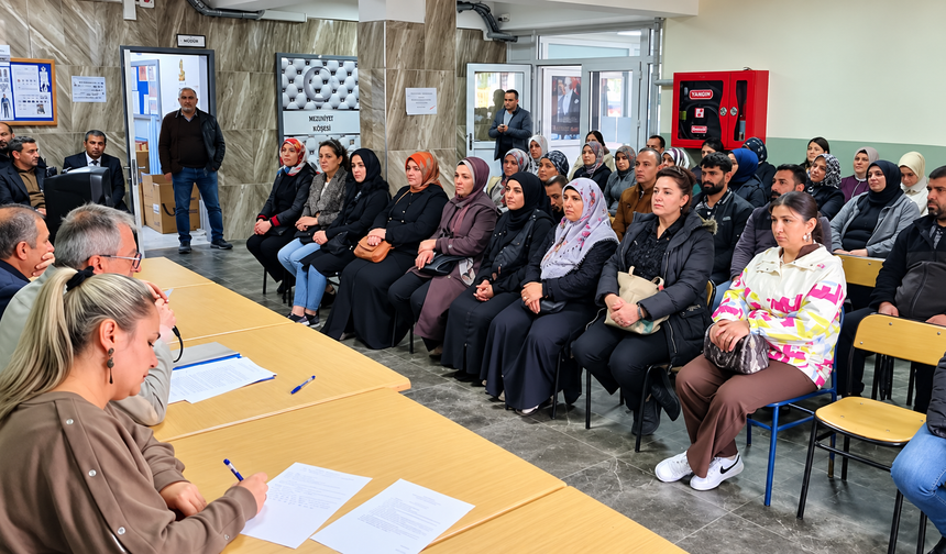 Uşak Hasan Zeki Boz Anadolu Lisesi’nde Veliler Bir Araya Geldi