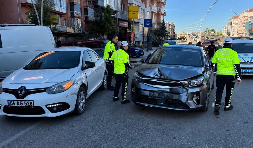 Uşak’ta 7 Araç birbirine Girdi Köprü Karıştı