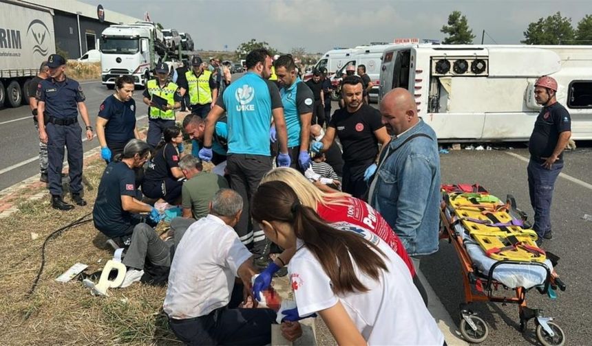 Antalya-Isparta Karayolunda Kaza 1'i ağır 17 yaralı